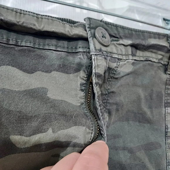 Social Standard by Sanctuary Army Green Camo Utility Shorts in Size XXL - Picture 4 of 9